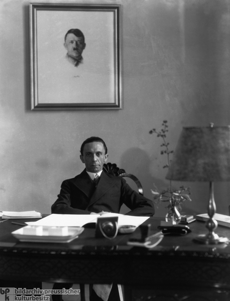 Joseph Goebbels am Schreibtisch (März 1933)